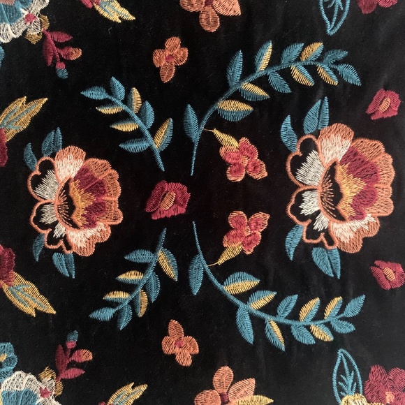 Francesca's Mi Ami Embroidered Floral Mini Skirt M - Picture 2 of 4